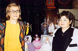 Е.П. Тихомирова и И.Кузнецова около 1 экспозиции кукол